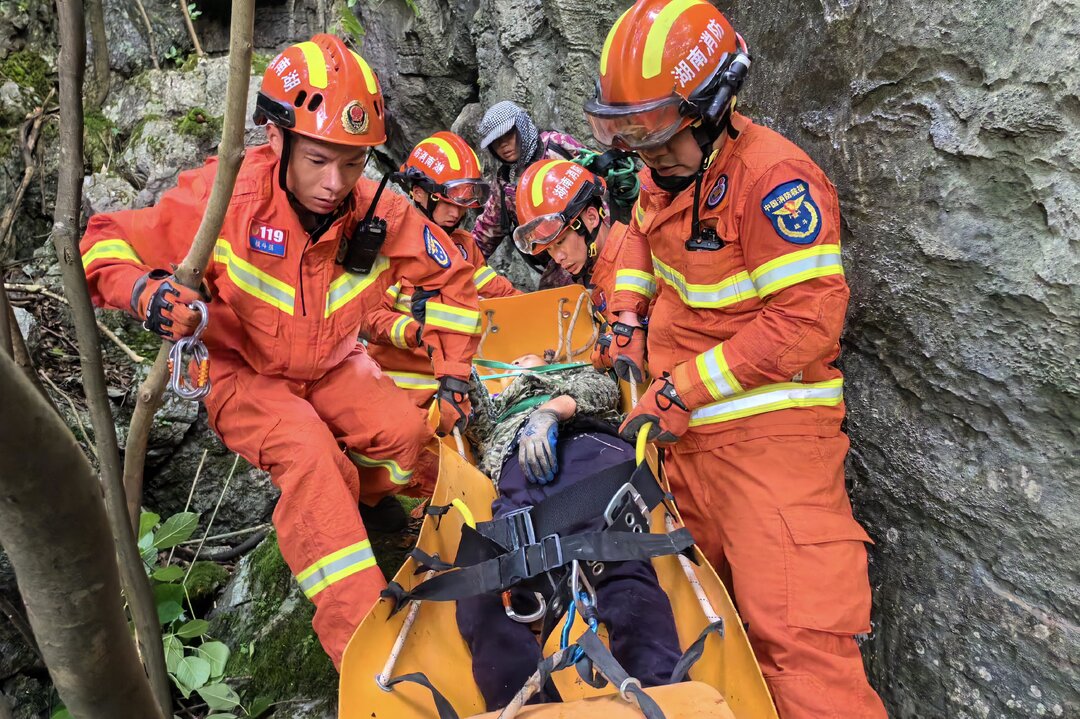 宁远：女子登山脚滑受伤被困  消防部门紧急救援