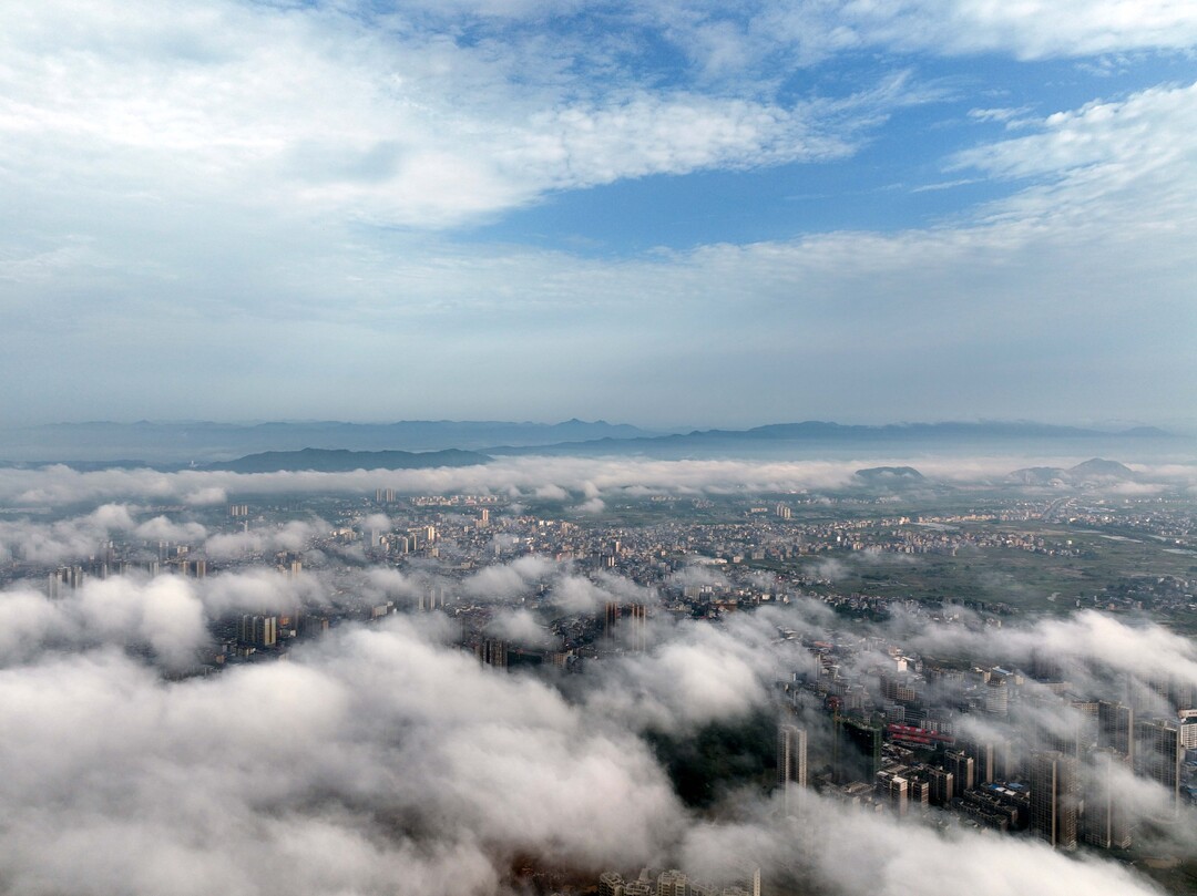 宁远：平流雾笼罩县城 如梦如幻