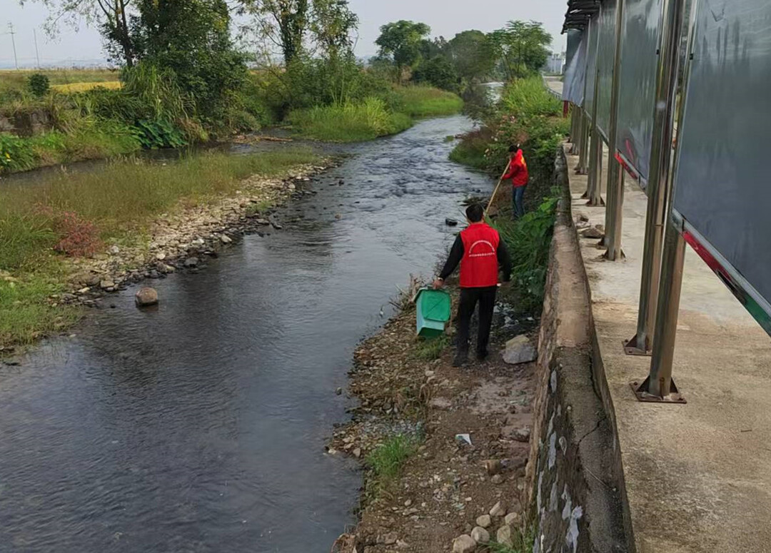 寧遠(yuǎn)：清理河道垃圾 守護碧水清波