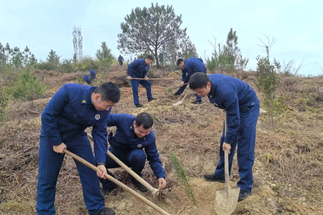 宁远：“火焰蓝”义务植树 为大地添“新绿”