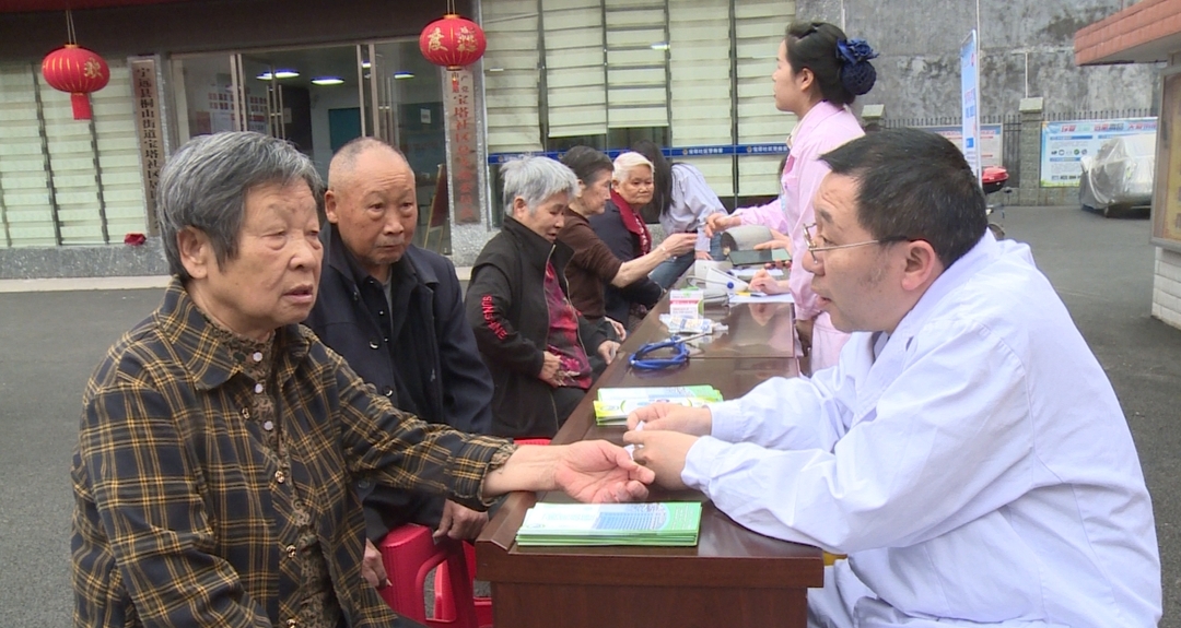 宁远县中医医院开展2025年全国肿瘤防治宣传周义诊活动