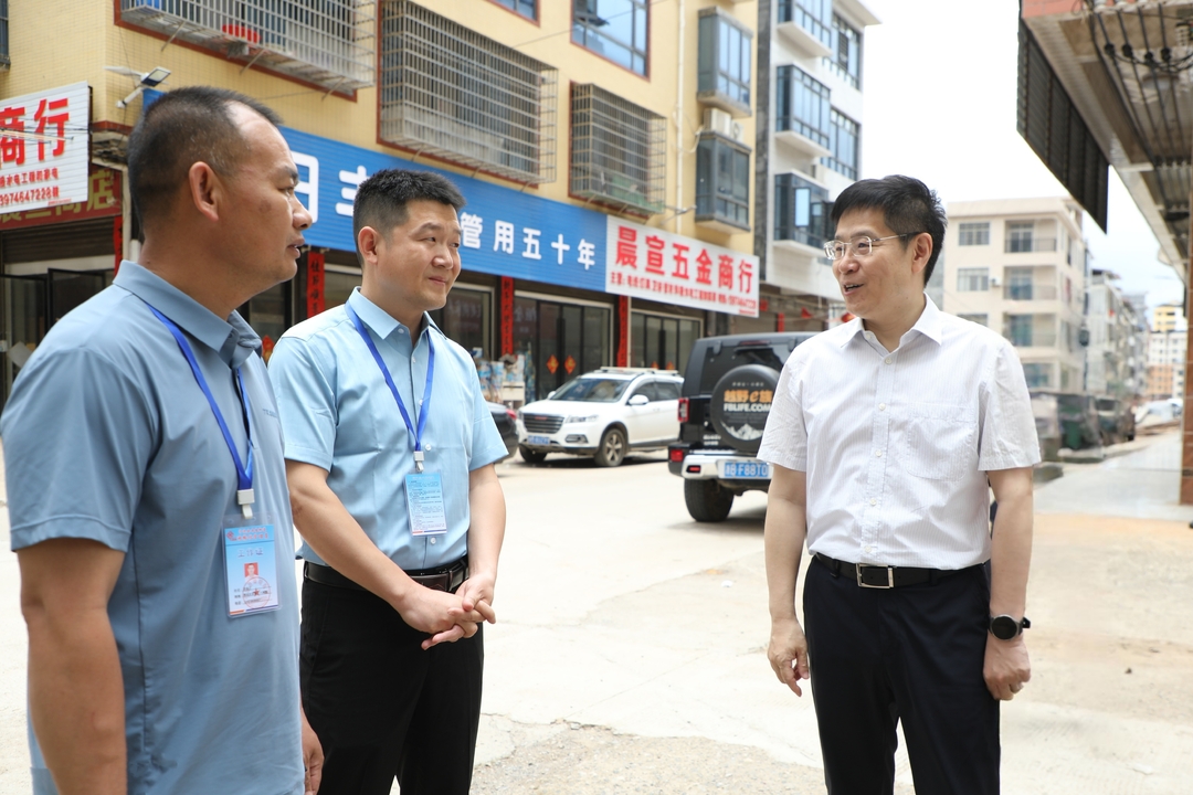 胡勇刚在舜陵街道莲花社区调研网格化管理服务改革试点工作