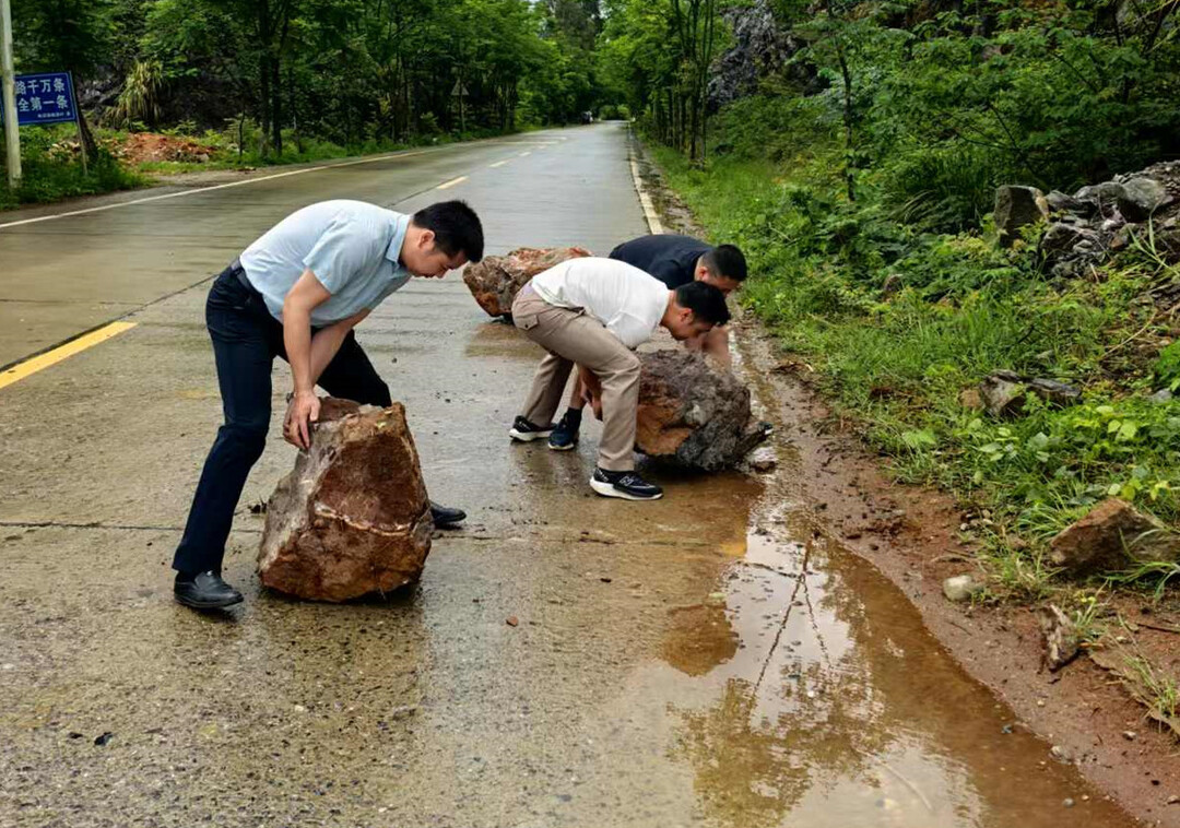 宁远县鲤溪镇：清理落石除隐患