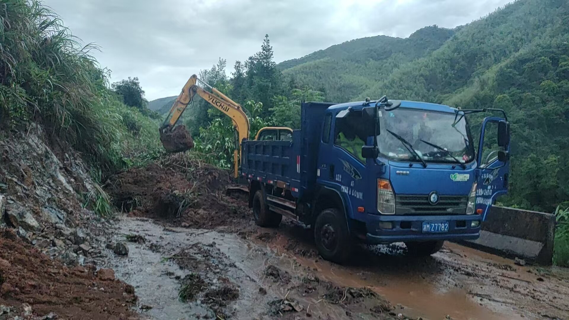 宁远五龙山瑶族乡：清障修路护民安