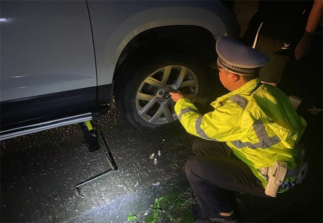 寧遠(yuǎn)交警緊急救助爆胎司機(jī)