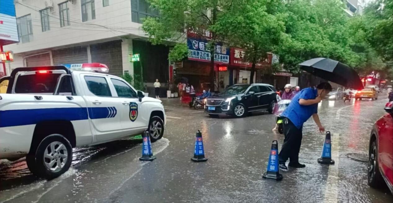 宁远城管局：防汛一线筑牢城市安全屏障