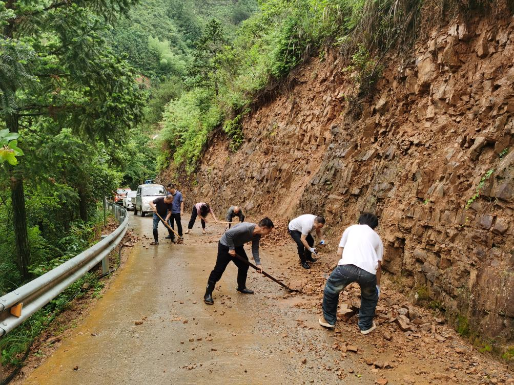 宁远棉花坪瑶族乡：“汛”速出击筑牢公路“安全堤”