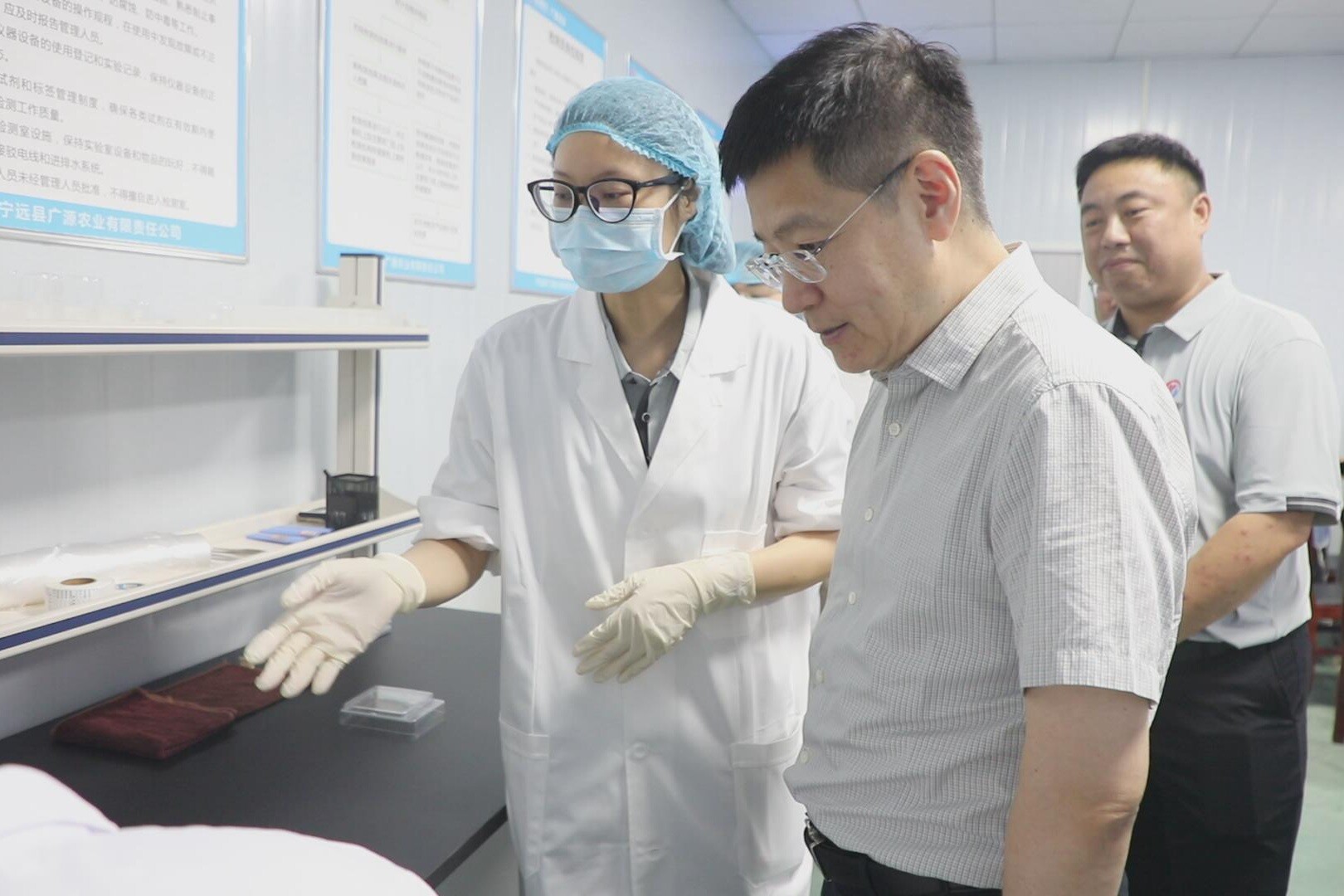 胡勇刚调研食品安全工作