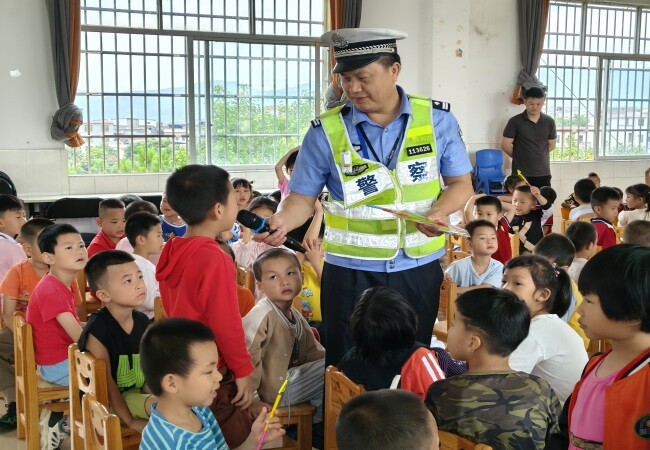 寧遠(yuǎn)交警大隊(duì)：為幼兒群體系緊 “安全帶”
