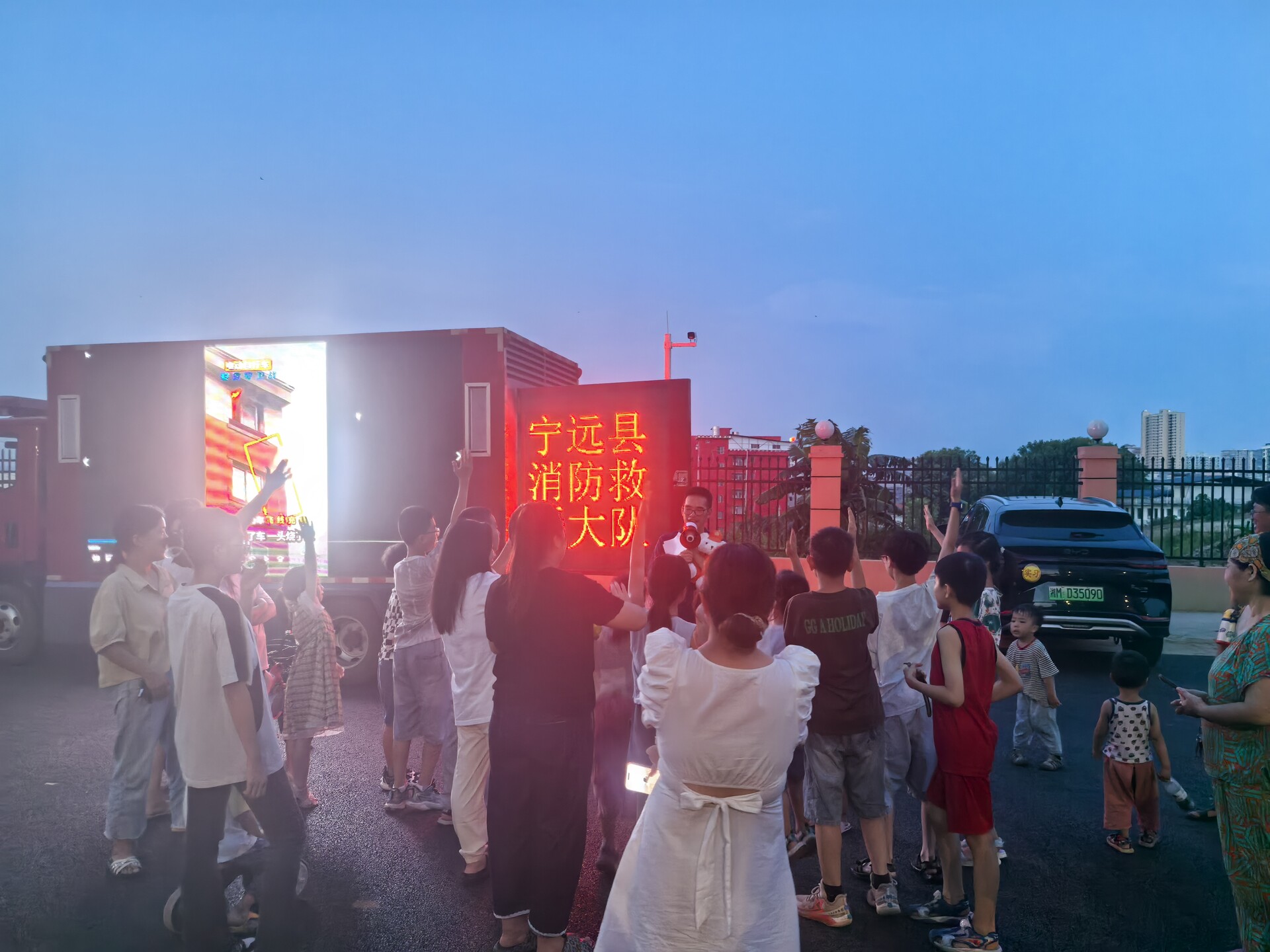 寧遠(yuǎn)縣消防救援大隊(duì)開(kāi)展夜間消防宣傳活動(dòng)