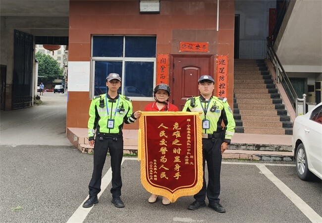 宁远交警紧急送中暑女孩就医获赠锦旗