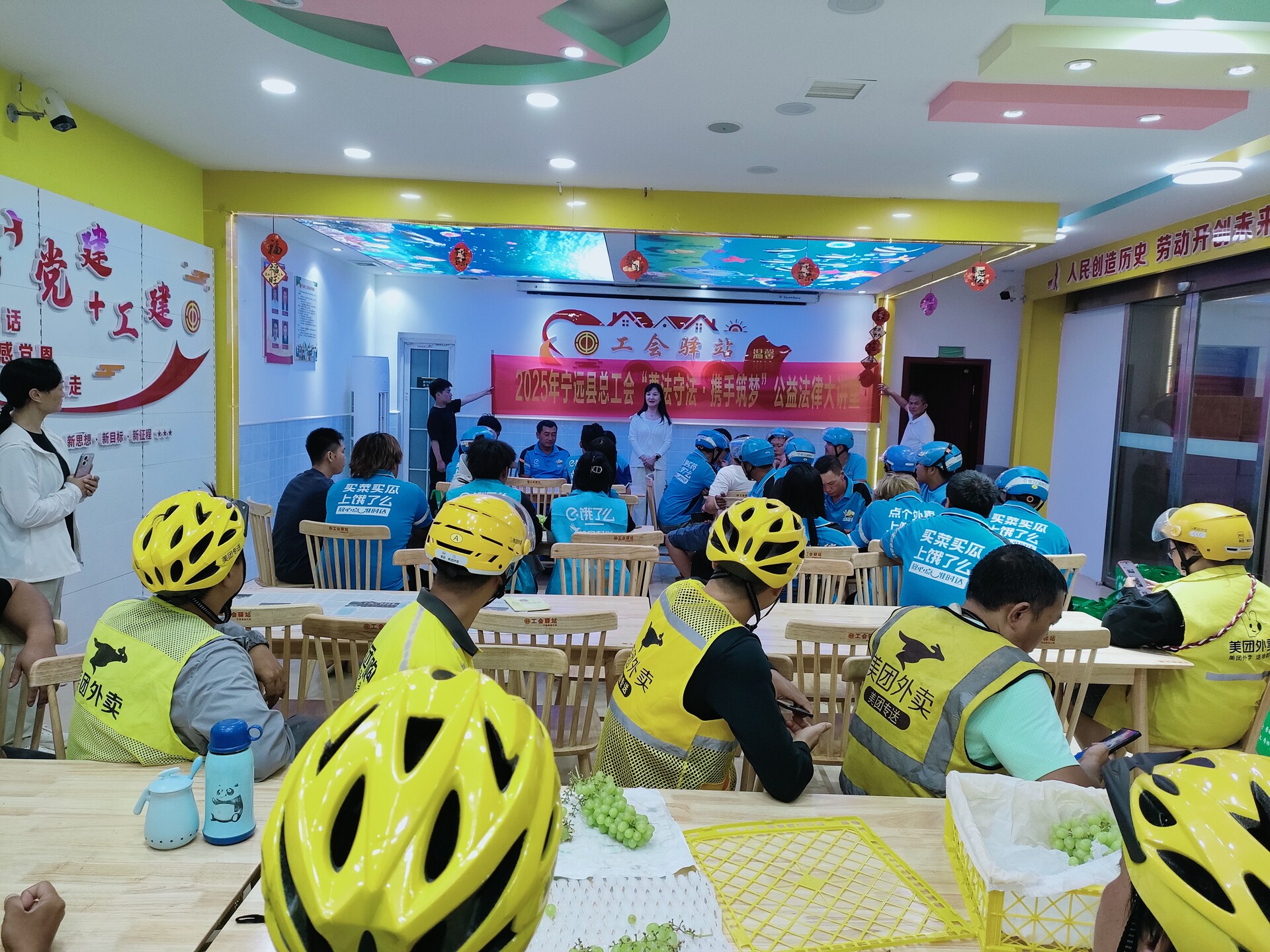 寧遠(yuǎn)縣總工會開展新就業(yè)形態(tài)勞動者“送清涼”走訪慰問活動