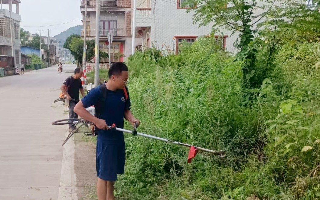 寧遠(yuǎn)鯉溪鎮(zhèn)：道路清理 繪就鎮(zhèn)區(qū)“潔凈卷”