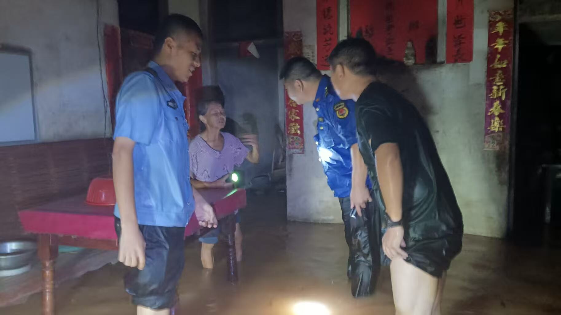暴雨夜 寧遠(yuǎn)公安及時(shí)轉(zhuǎn)移受困老人
