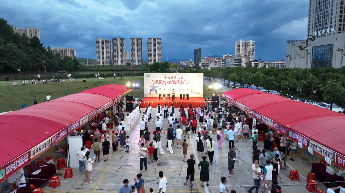 寧遠(yuǎn)：逛中醫(yī)夜市 享健康盛宴