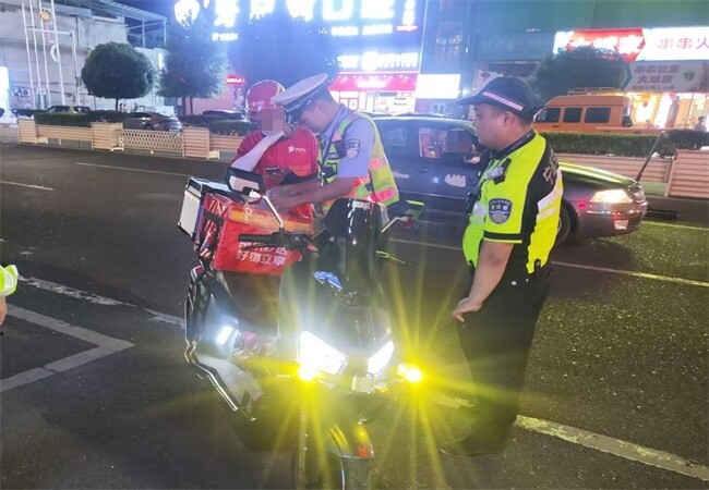 寧遠交警嚴查非法改裝車燈違法行為