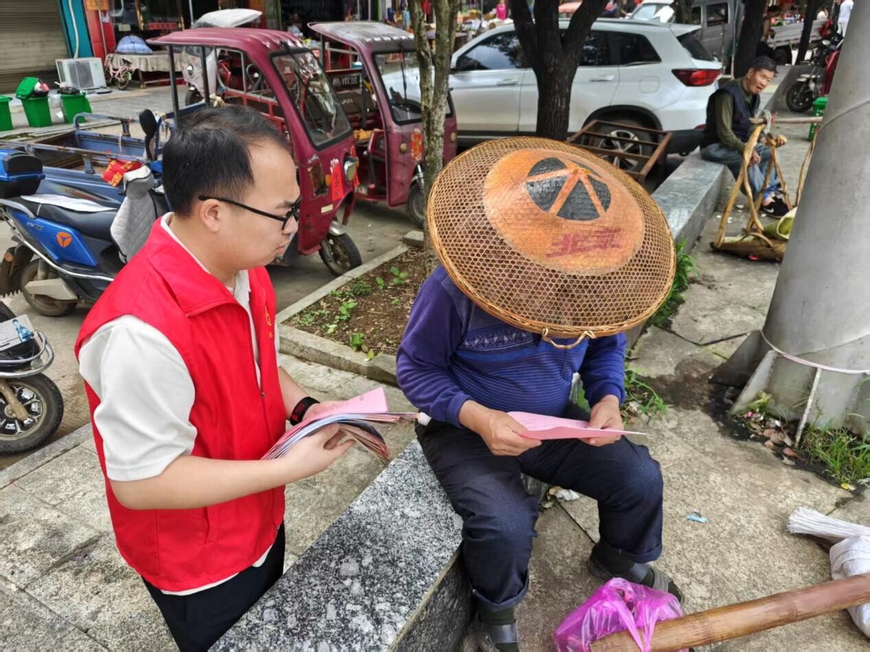 寧遠(yuǎn)禾亭鎮(zhèn)：“紅馬甲” 送安全知識(shí)到群眾身邊