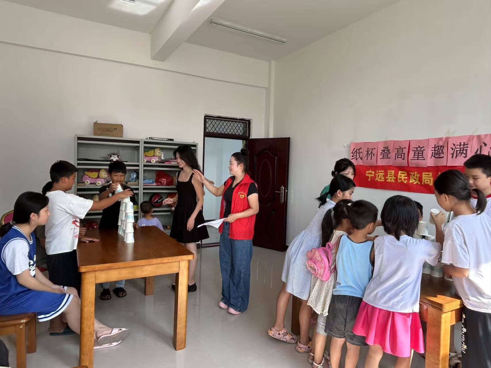 寧遠(yuǎn)文廟街道：留守兒童樂(lè)享紙杯疊高趣味賽