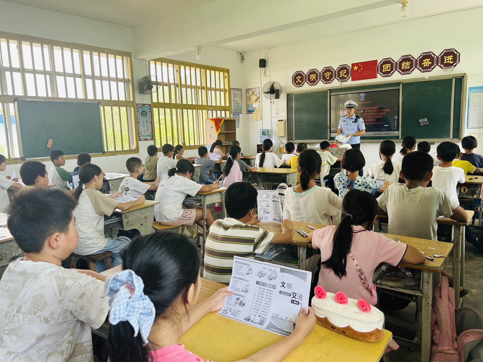 寧遠(yuǎn)鯉溪鎮(zhèn)：交通安全進(jìn)校園