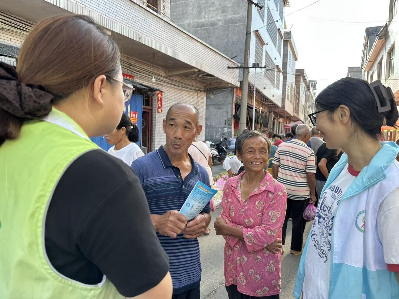 宁远中和镇：慈善宣传进集市