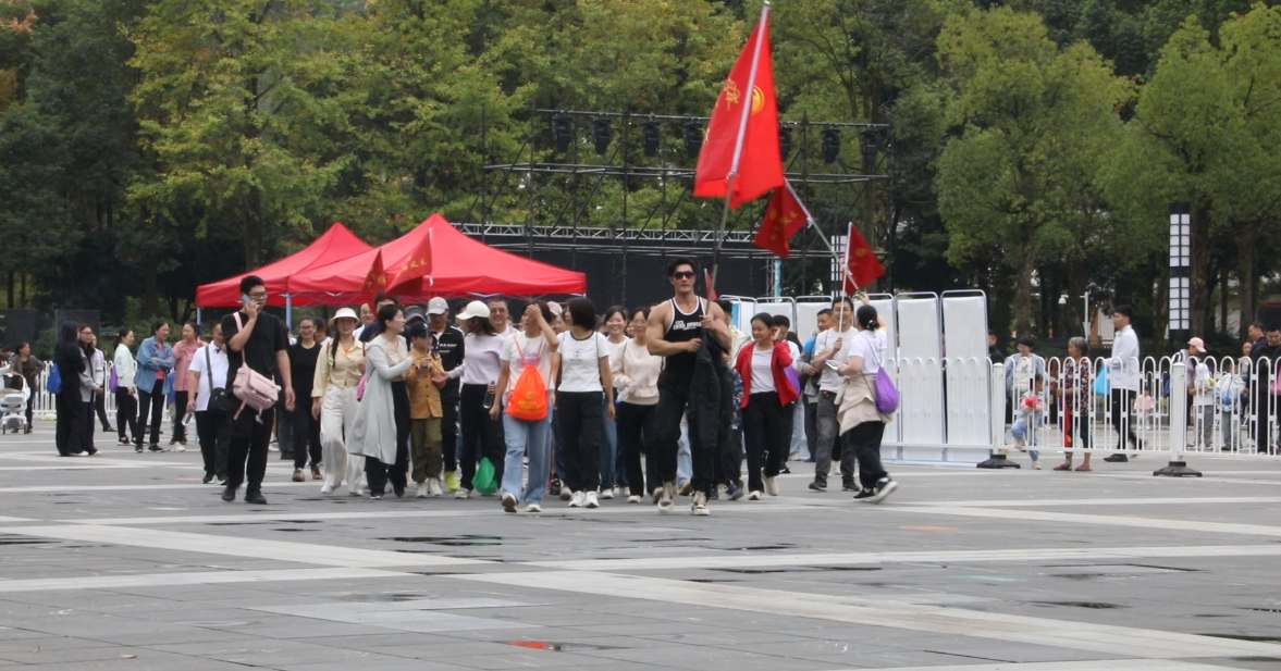 宁远：登娥皇峰 燃动健身热潮