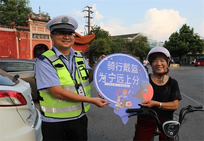 宁远交警：“为爱戴盔”活动掀起安全骑行热潮