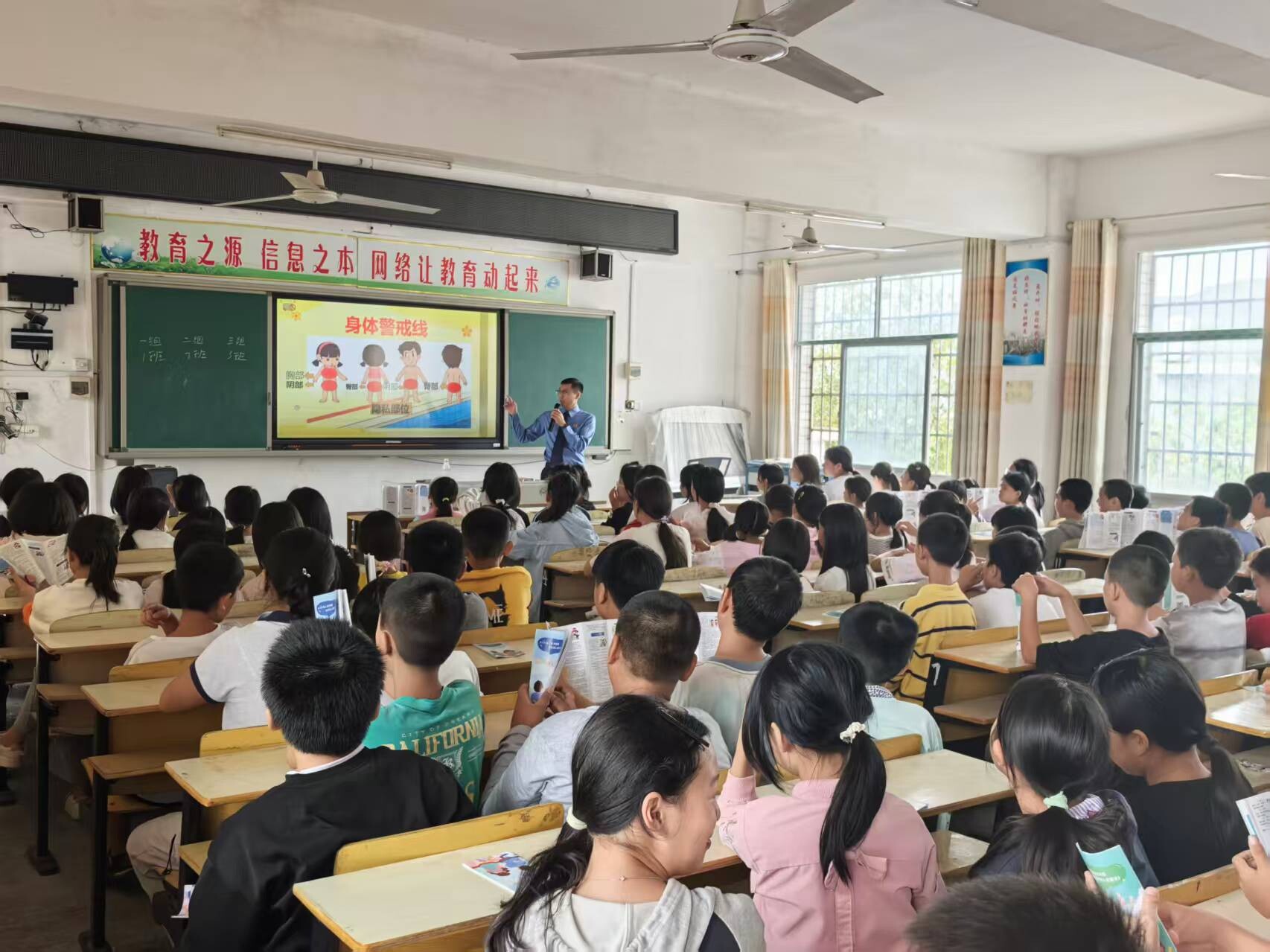 宁远柏家坪镇：为未成年人成长添 “法治铠甲”