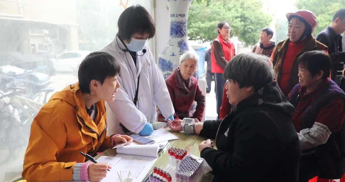 宁远：重阳节免费体检 情暖老年居民心