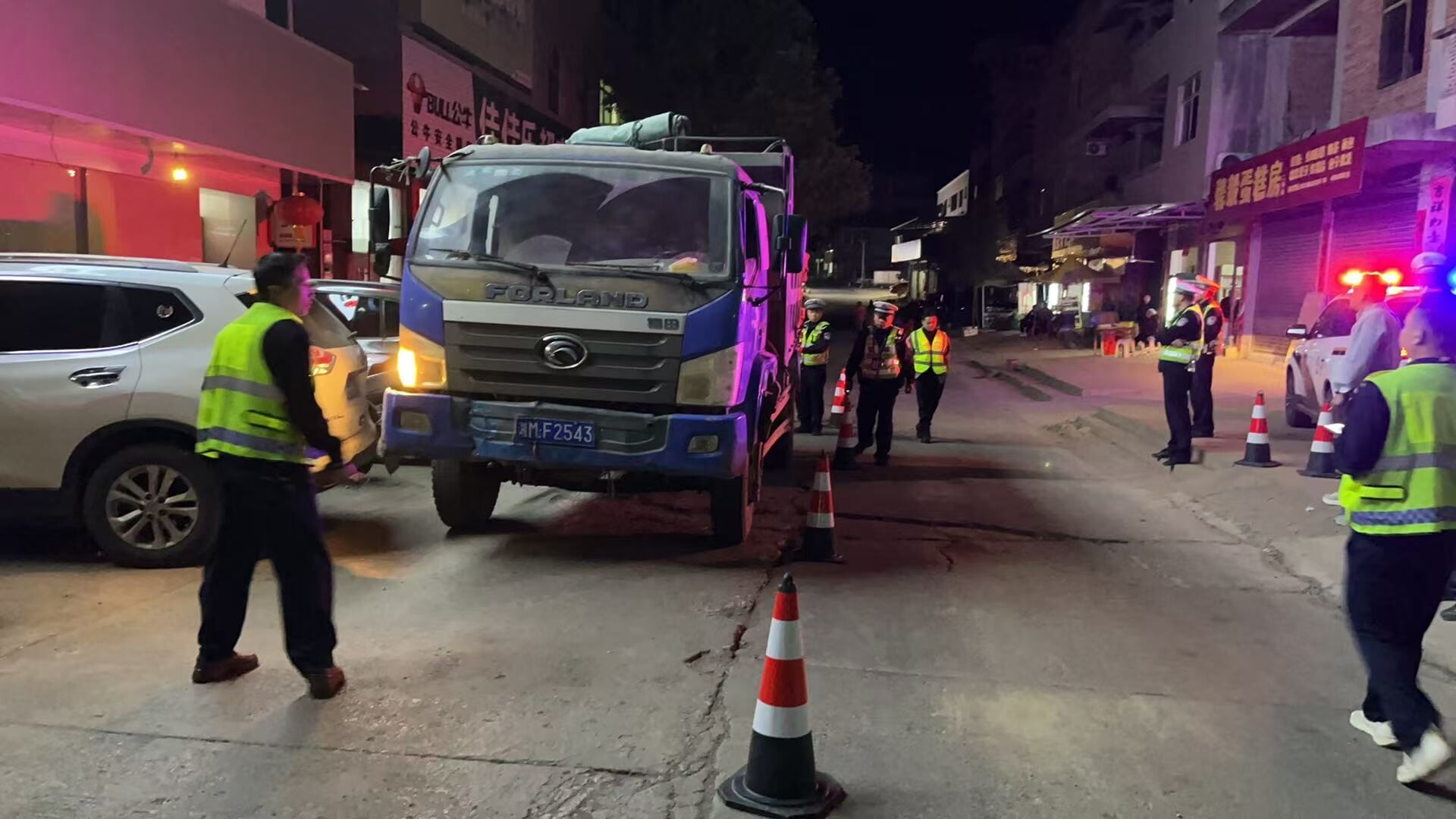 宁远冷水镇：开展老旧柴油报废车辆夜间联合执法整治行动