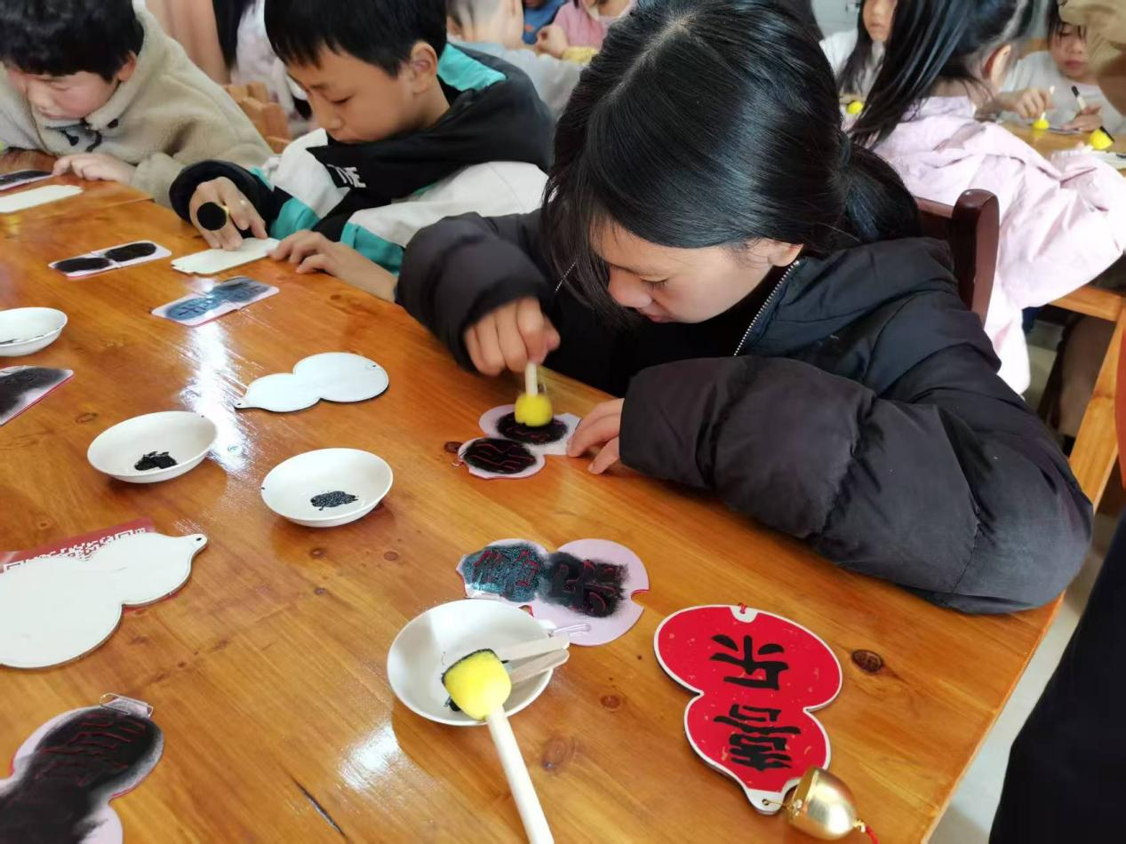 宁远冷水镇：开展儿童公益手工活动