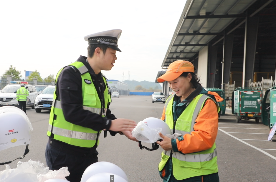 宁远交警为快递企业送上“平安礼”