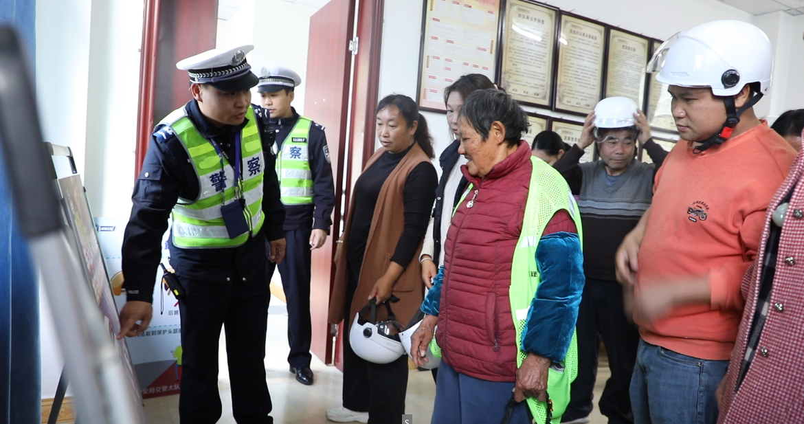 宁远：交警进村“零距离”普及交通安全知识