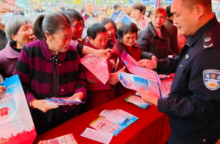 宁远县鲤溪镇：宣传劝导筑防线 守护群众平安行