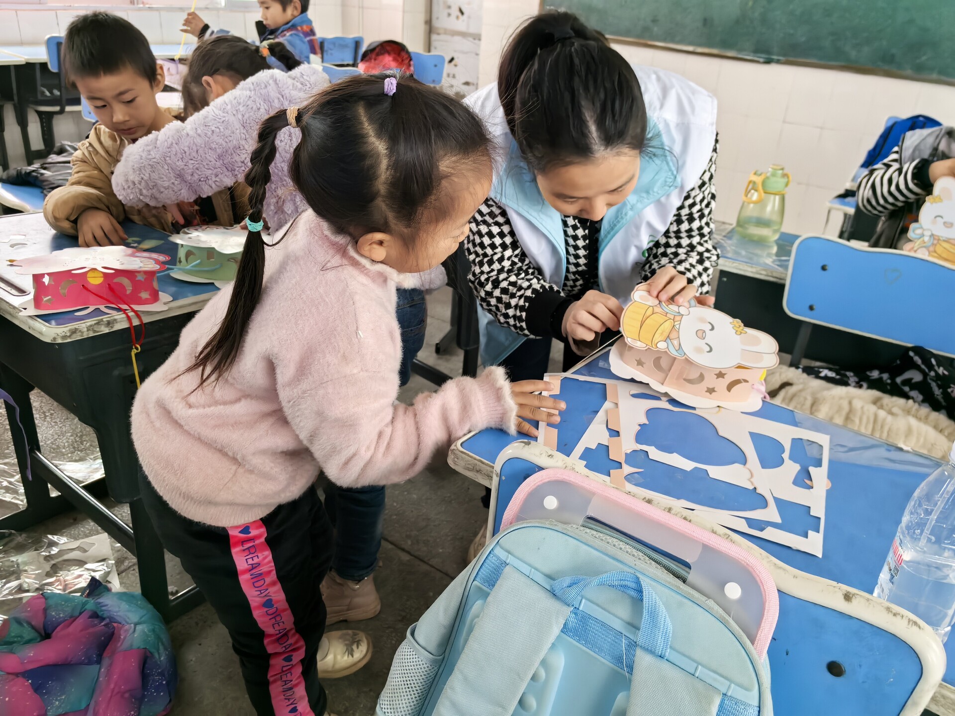 宁远鲤溪镇：童手筑灯影 童心映团圆