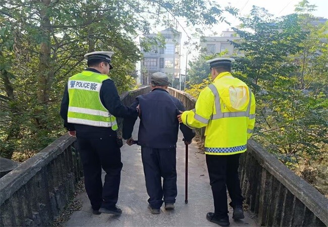 宁远交警暖心救助摔倒老人