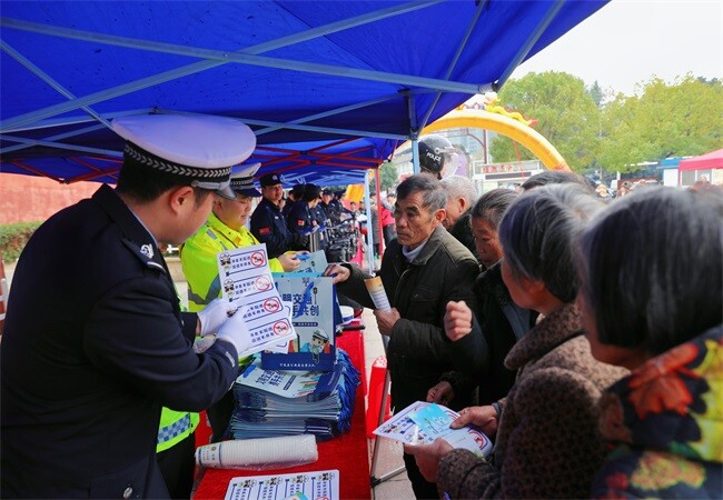 宁远交警多维度宣讲交通安全