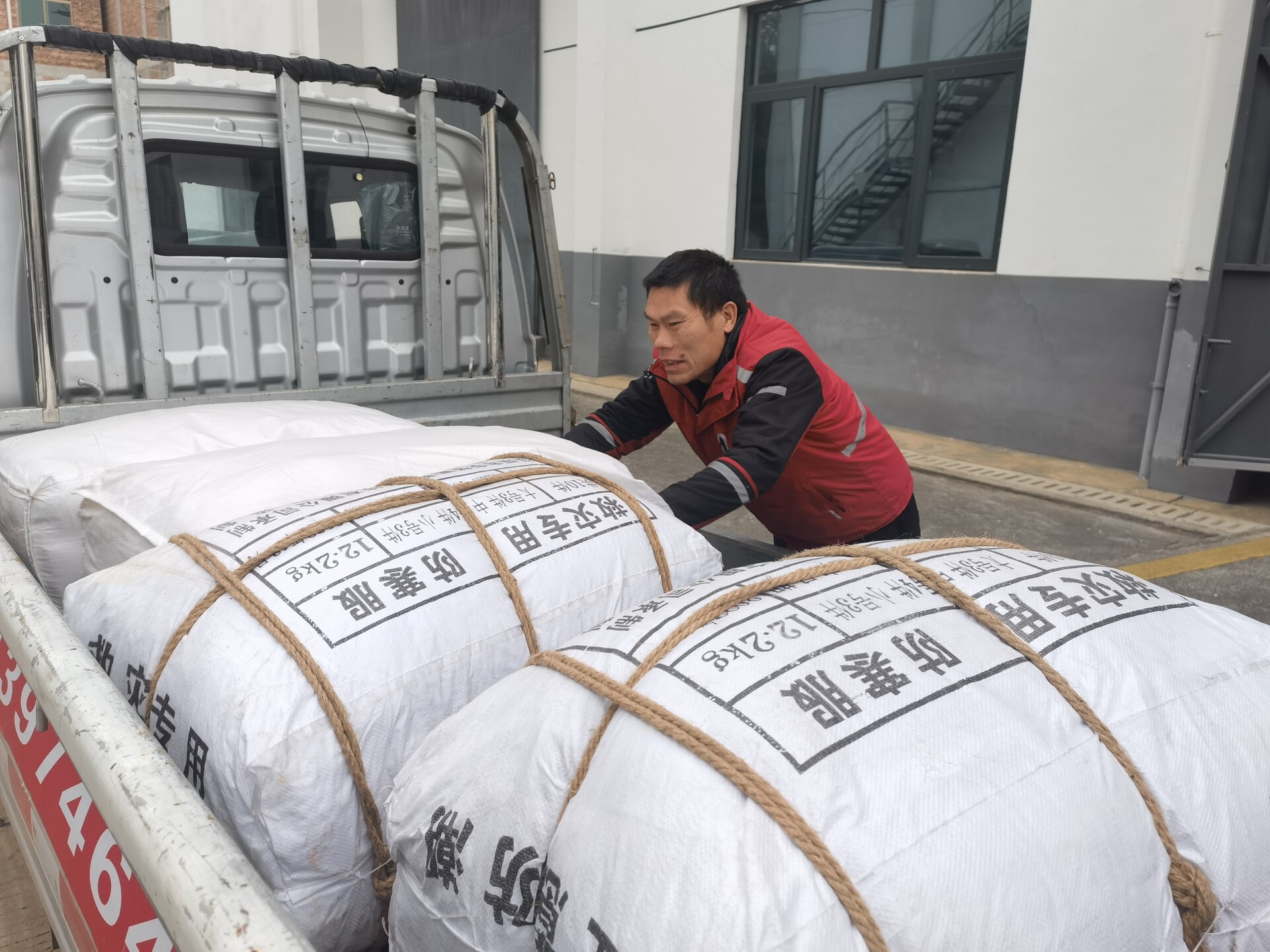 宁远：精准发放物资筑牢冬日“暖防线”