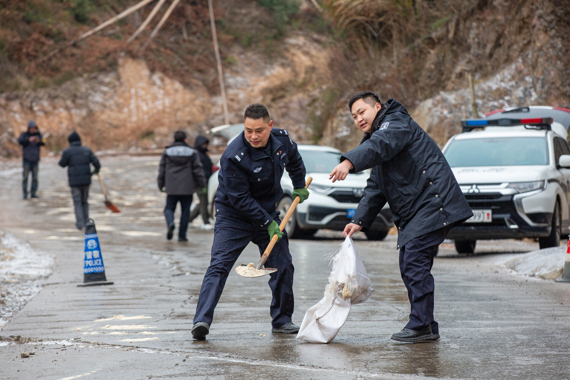 宁远公安：风雪护民安 全力筑牢寒潮防线