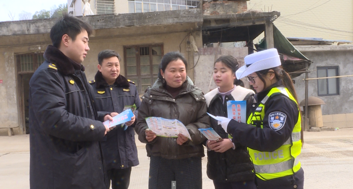 宁远：交警乡村传安全  护航春运平安行