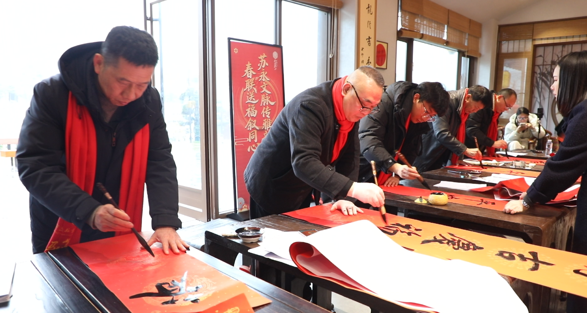 宁远：苏永联墨传雅韵 春联送暖润民心