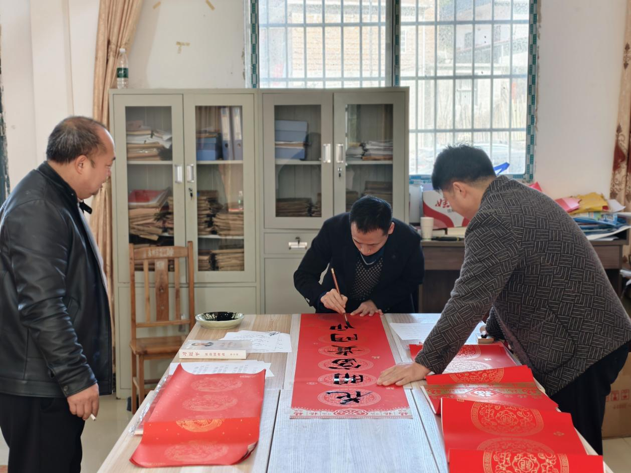 宁远：写春联赠村民 年味足暖人心