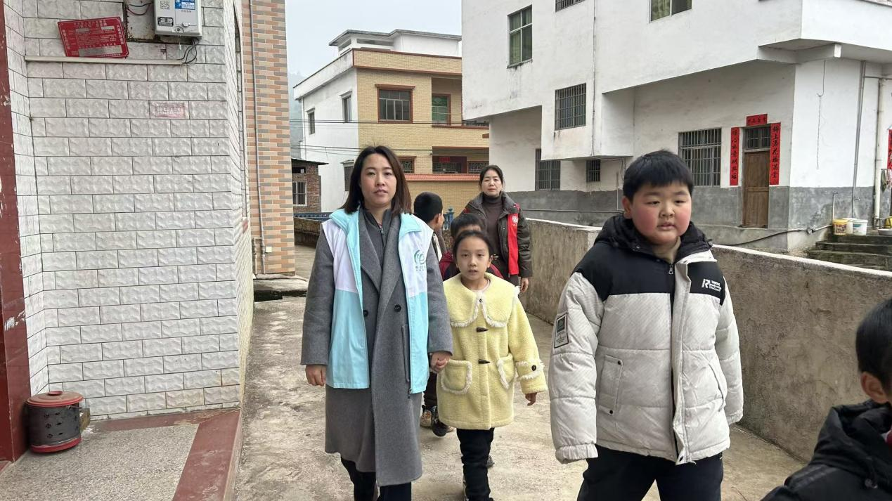 宁远县冷水镇：雷锋精神伴同行 暖心护学启新篇