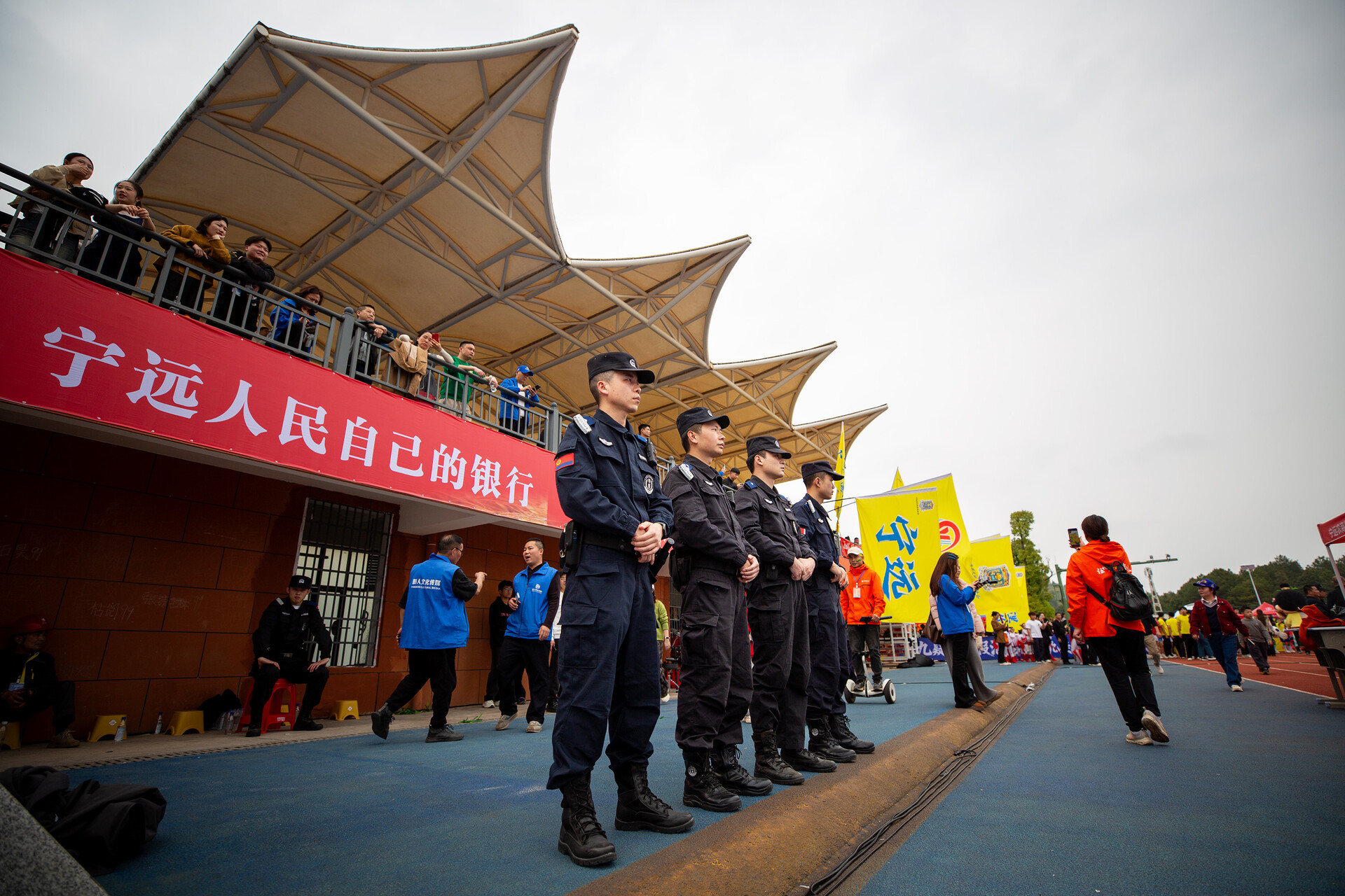 宁远县公安局：绿茵激情鏖战  藏蓝守护平安