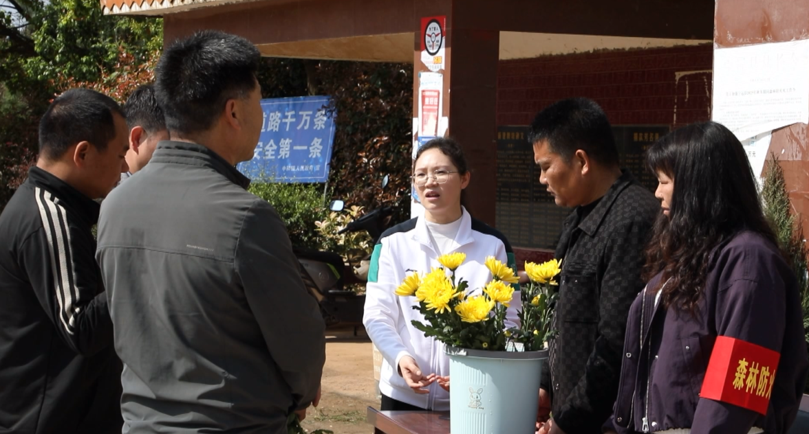 宁远县中和镇：植树献花寄哀思 文明祭扫树新风