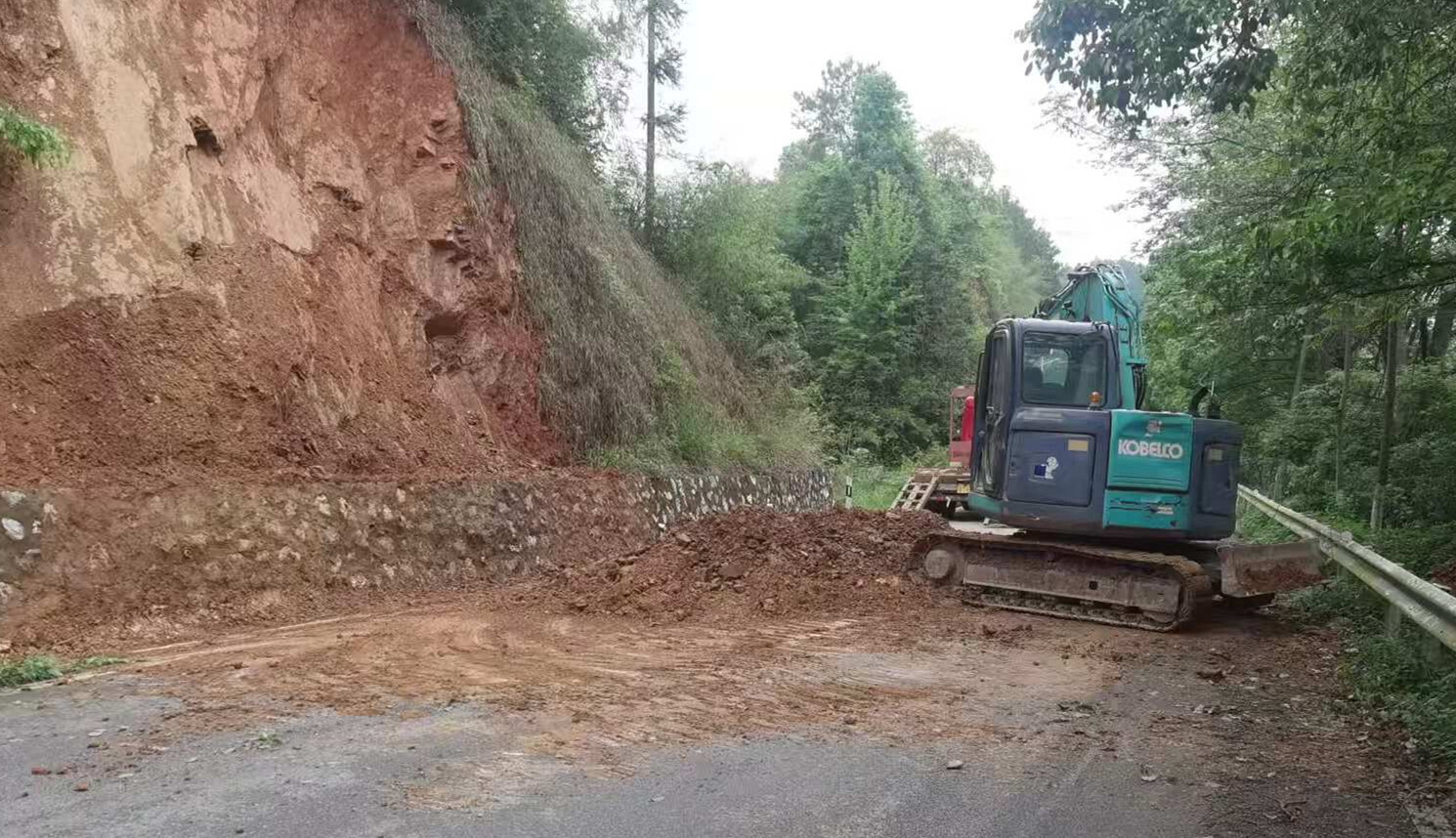 宁远县棉花坪瑶族乡：抢修道路塌方保畅通
