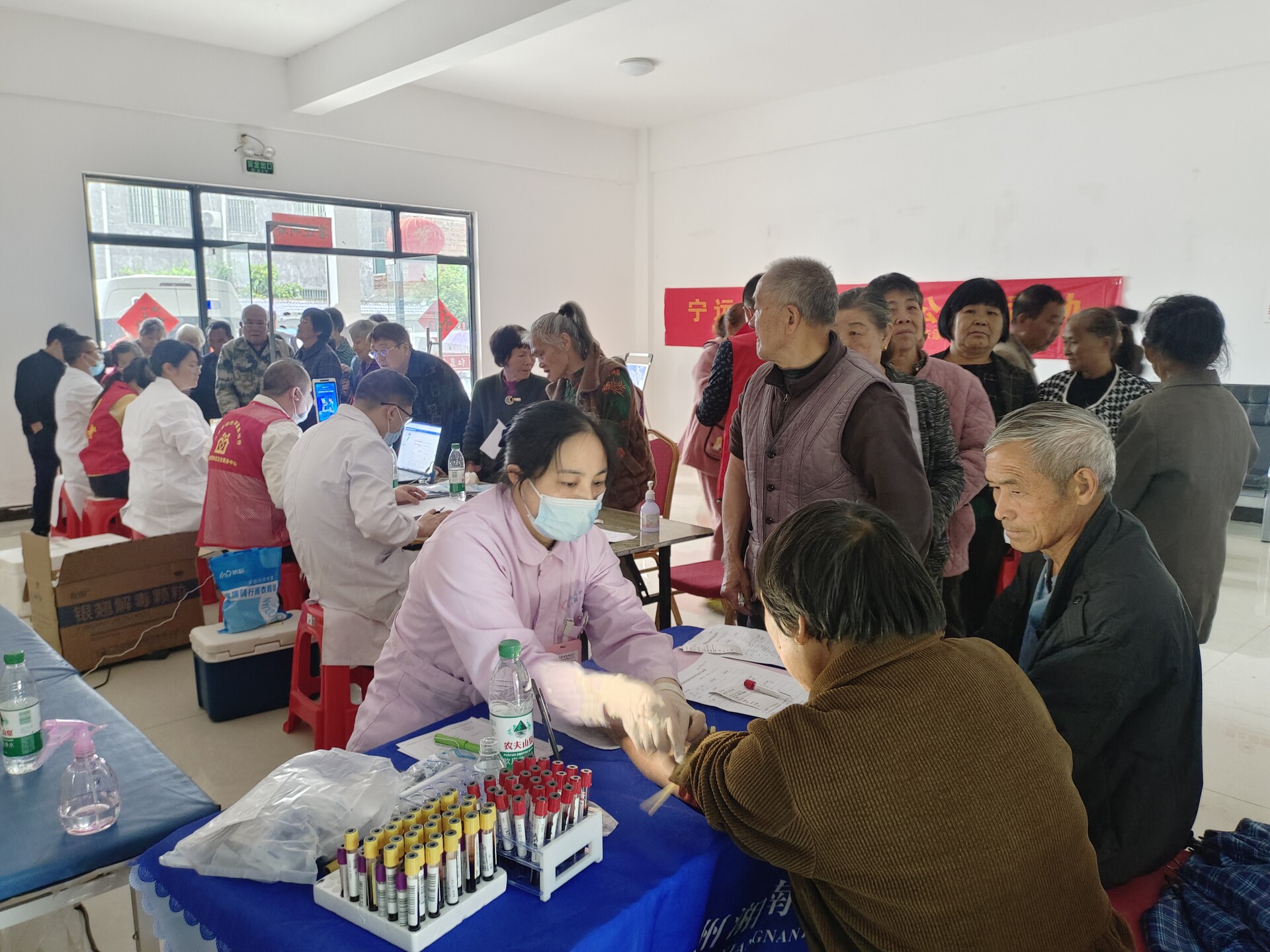 宁远县东溪街道：开展“医路同行，爱满村街”义诊活动