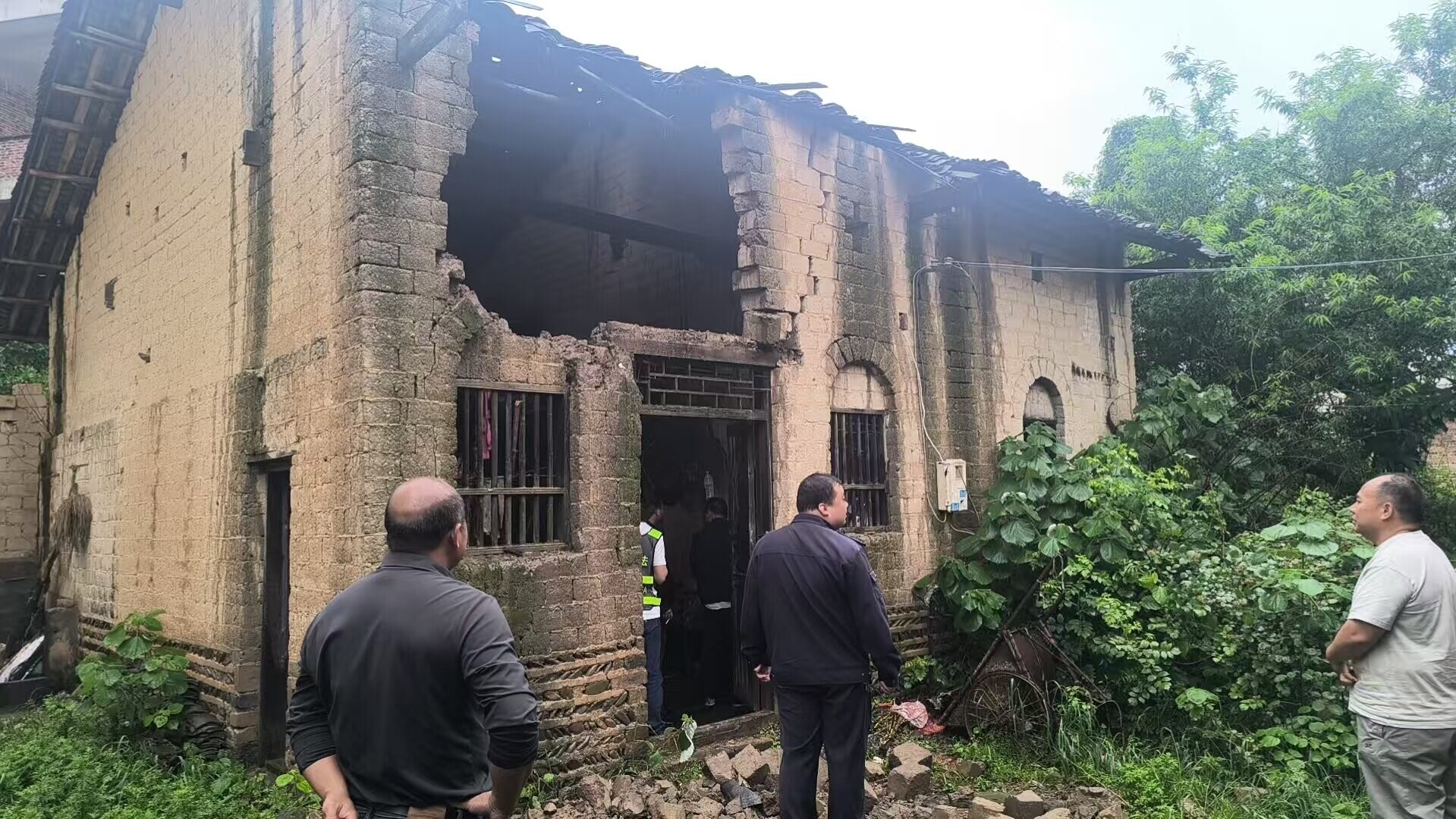 宁远县鲤溪镇：暴雨导致险情  紧急转移独居老人