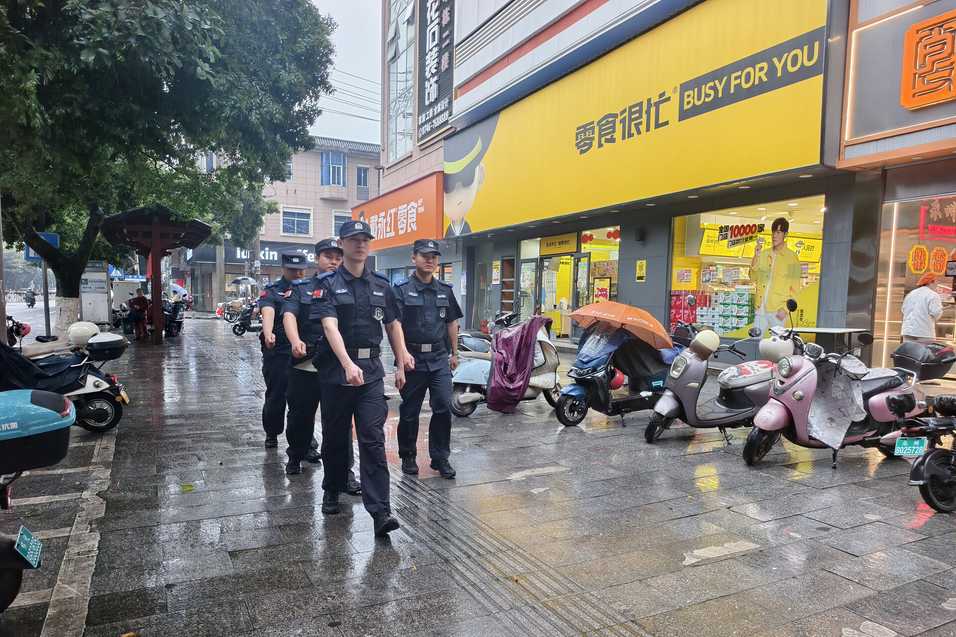 宁远县公安局：雨中有 “警”  守护不停