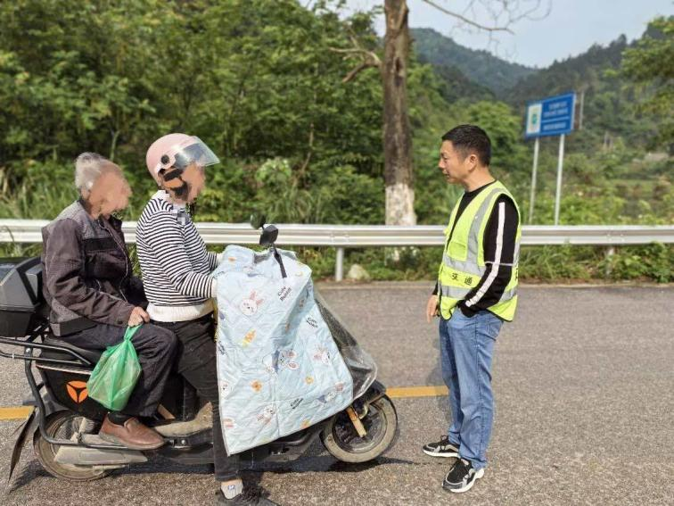 宁远县棉花坪瑶族乡：常态化交通劝导 守护群众出行平安