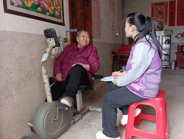 宁远：关爱暖人心 社工入户送温情